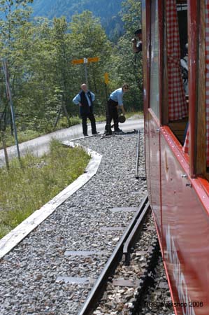 Gegnerische Zugsbegleiter an der Weiche