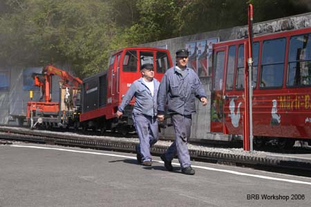 Zweierkolonne im Gleichschritt